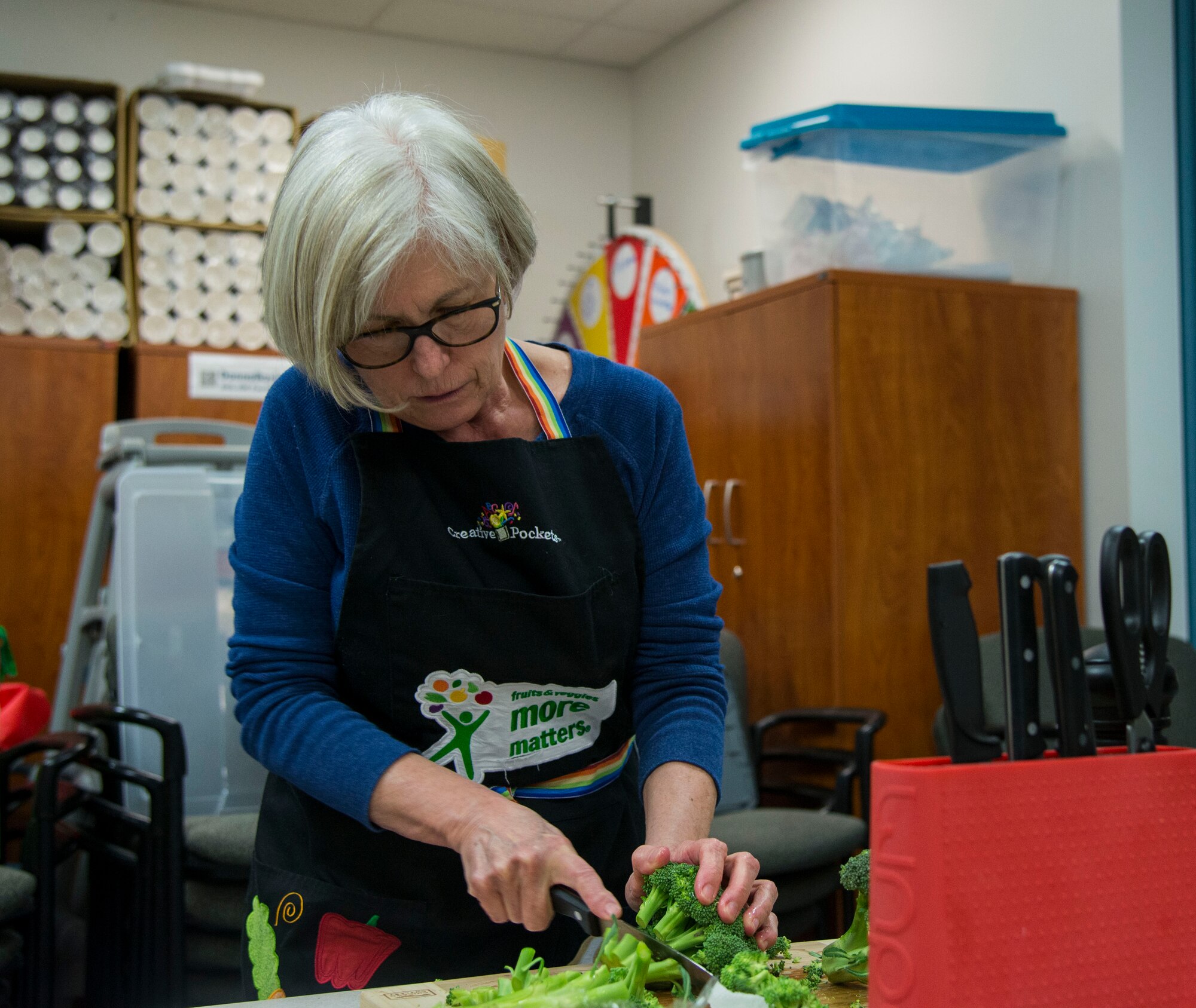 Kathy Steinbrecher, Red Cross volunteer, preps broccoli for a broccoli and cheese soup in the Airmen and Family Readiness Center at Scott Air Force Base, Ill., Jan. 18, 2019. The class is open to all members of Scott and gives participants ideas on what they can cook at home and an opportunity to taste the recipe.