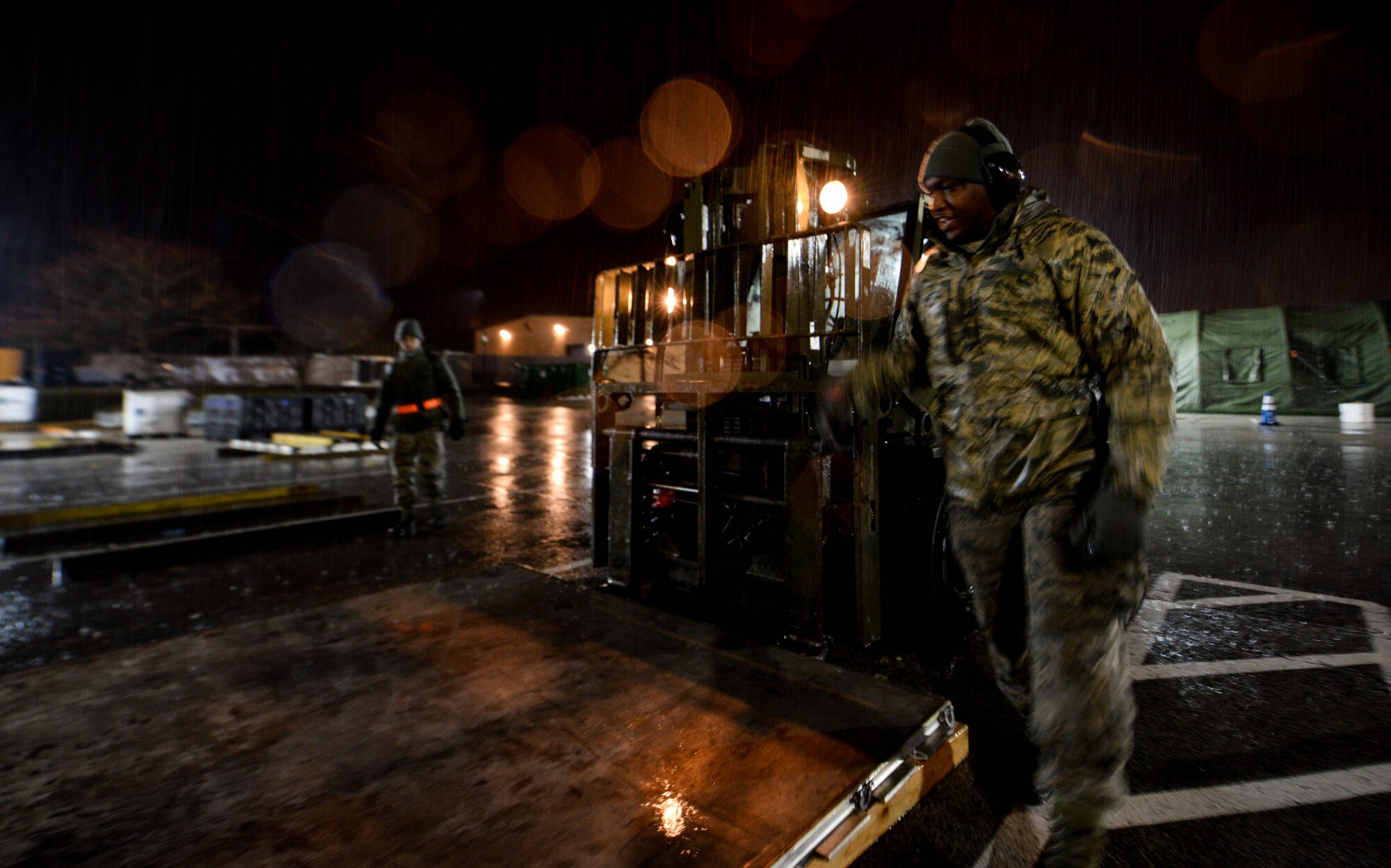 Airman 1st Class Andrew Winters, 375th Logistics Readiness Squadron air transportation specialist, directs Airman 1st Class Anthony Redshaw, 375th LRS vehicle maintenance specialist, while moving pallets during a mobility exercise on Scott Air Force Base, Illinois, Jan. 23, 2019. Along with personnel, members of the 375th LRS’s ground and air transportation crews are responsible for all loading and unloading of cargo that Airmen would need in a deployed location.  This cargo can include medical supplies, personnel files, vehicles and bare base equipment.