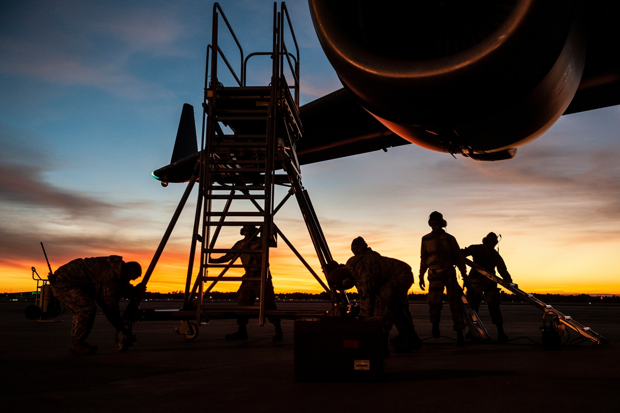 Hawaii Air National Guard Airmen from the 154th Aircraft Maintenance Squadron service a C-17 Globemaster III