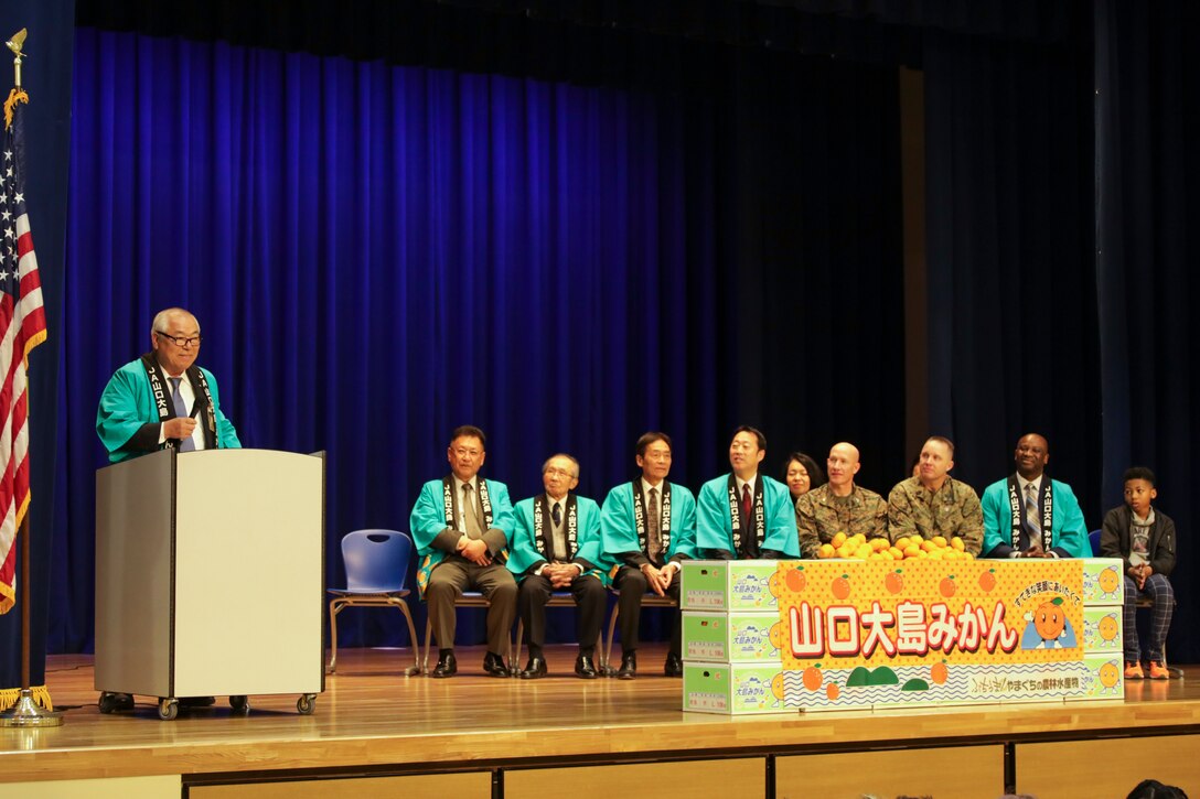 Visitors from Suo-Oshima present air station students with mikans