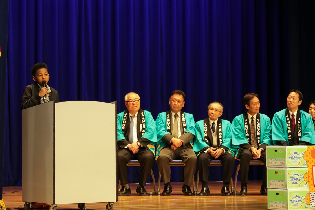 Visitors from Suo-Oshima present air station students with mikans