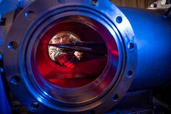 Cadet uses Ludwieg Tube to measure pressures, temperatures, and flow field of various basic geometric and hypersonic
research vehicles at Mach 6 in U.S. Air Force Academy’s Department of Aeronautics, in Colorado, January 31, 2019 (U.S. Air Force/Joshua Armstrong)