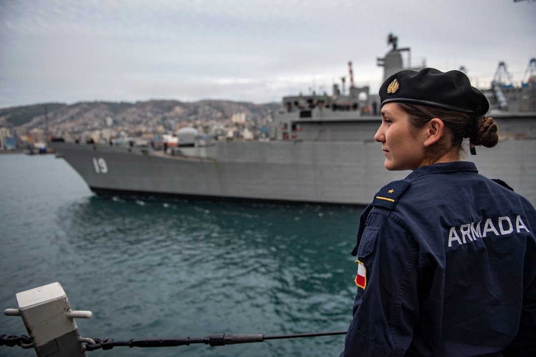 CNS Williams (FF 19) leaves port in Valparaiso, Chile.