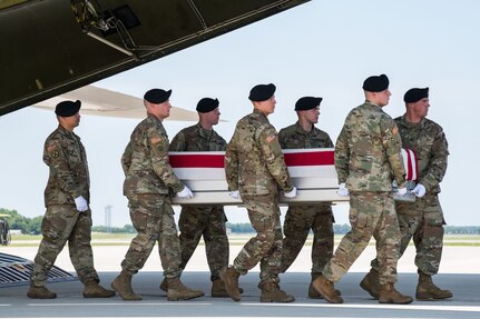 Photo of the dignified transfer of Sgt. 1st Class Elliott J. Robbins.