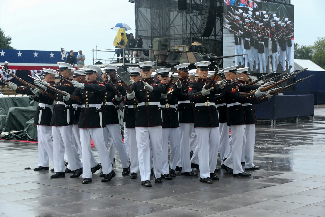 Marines with the U.S. Marine Corps Silent Drill Platoon perform their “bursting bomb” sequence at the Lincoln Memorial, Washington, D.C., July 4, 2019. The Honorable President Donald J. Trump hosted a “Salute to America” event which was held to honor all service members past and present. The celebration showcased America’s military with music, military demonstrations and flyovers.  (U.S. Marine Corps photo by Pfc. Allen Sanders)