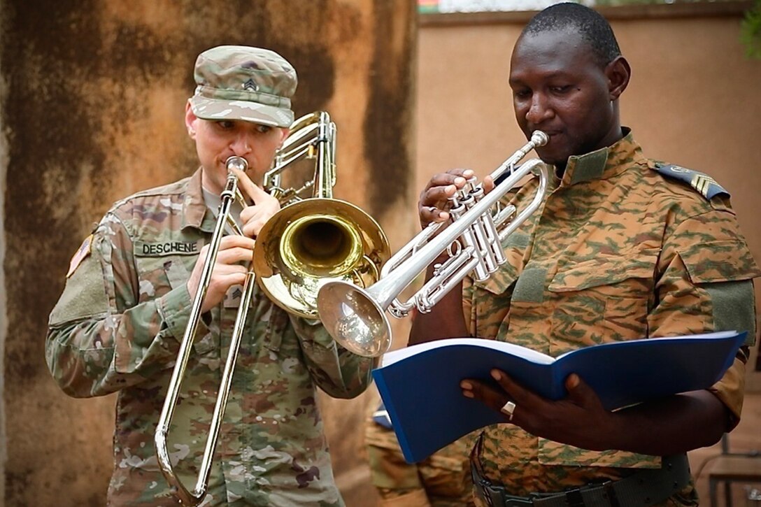 Two people plays instruments.