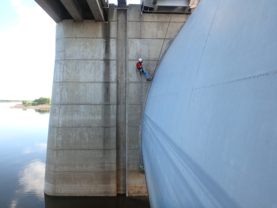 Structural Engineers and Certified Weld Inspectors (CWI) from the Vicksburg District inspected the conditions of the tainter gates on the Proctor Dam near Proctor, TX. The Vicksburg District commonly sends our highly trained and certified employees to other Districts saving them time and money on their missions.