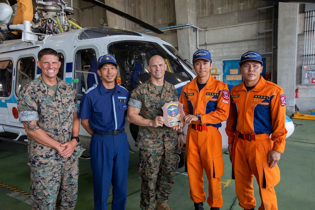 第１海兵航空本部大隊の指揮官、ウォルドロン中佐ら一行が７月10日、第十一管区海上保安本部那覇航空基地を訪れ、感謝の盾を贈呈しました。
