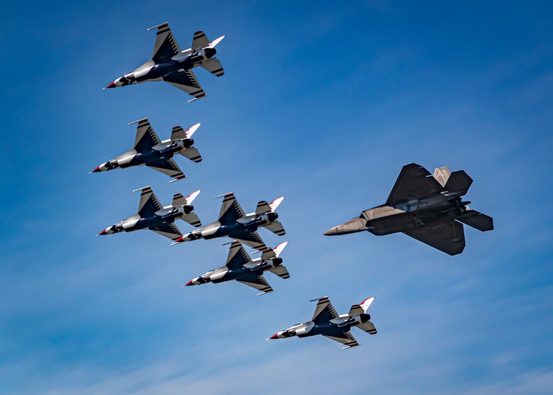 "Thunderbirds" and F-22 Raptor fly over Lake Michigan