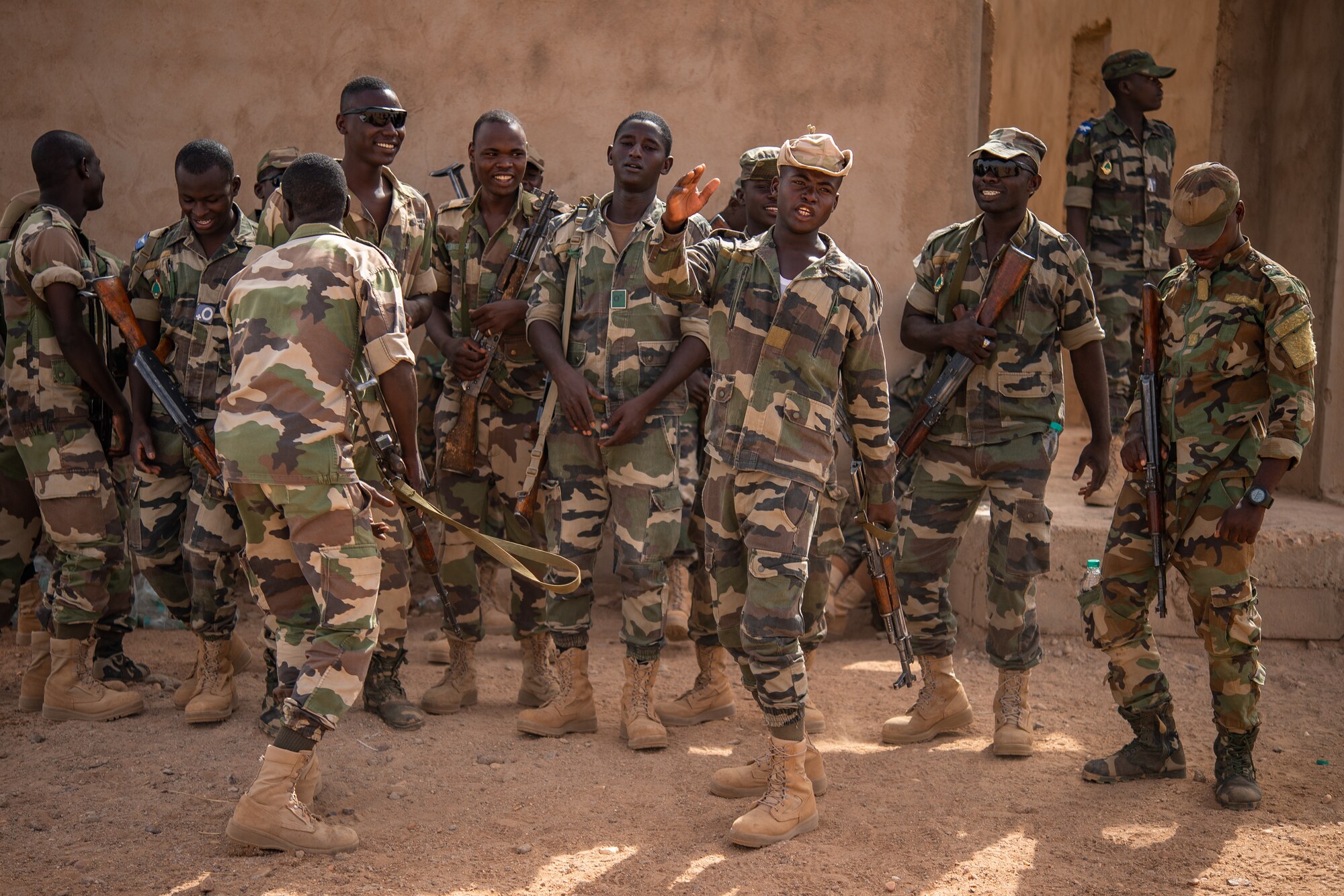 Niger Armed Forces (French language: Forces Armées Nigeriennes) members sing and dance while on break during a training exercise with the 409th Expeditionary Security Forces Squadron air advisors at the FAN compound on Nigerien Air Base 201 in Agadez, Niger, July 10, 2019. The FAN sing and dance every training day to keep their morale high. (U.S. Air Force photo by Staff Sgt. Devin Boyer)