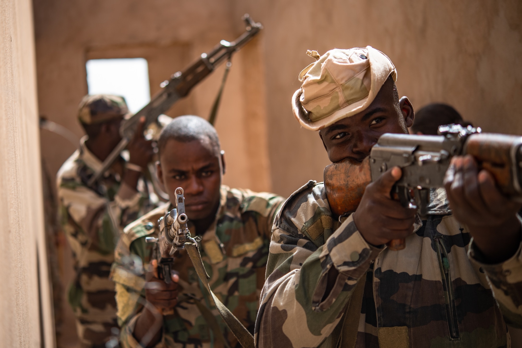 Niger Armed Forces (French language: Forces Armées Nigeriennes) members clear a corridor during a training exercise with the 409th Expeditionary Security Forces Squadron air advisors at the FAN compound on Nigerien Air Base 201 in Agadez, Niger, July 10, 2019. The training improves interoperability, and enables the Nigeriens to protect themselves during deployments. (U.S. Air Force photo by Staff Sgt. Devin Boyer)