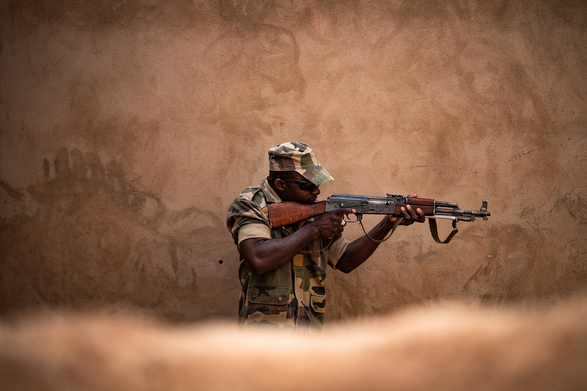 A Niger Armed Forces (French language: Forces Armées Nigeriennes) member clears a room during a training exercise with the 409th Expeditionary Security Forces Squadron air advisors at the FAN compound on Nigerien Air Base 201 in Agadez, Niger, July 10, 2019. The air advisors taught them how to efficiently clear a building while keeping their comrades safe. (U.S. Air Force photo by Staff Sgt. Devin Boyer)