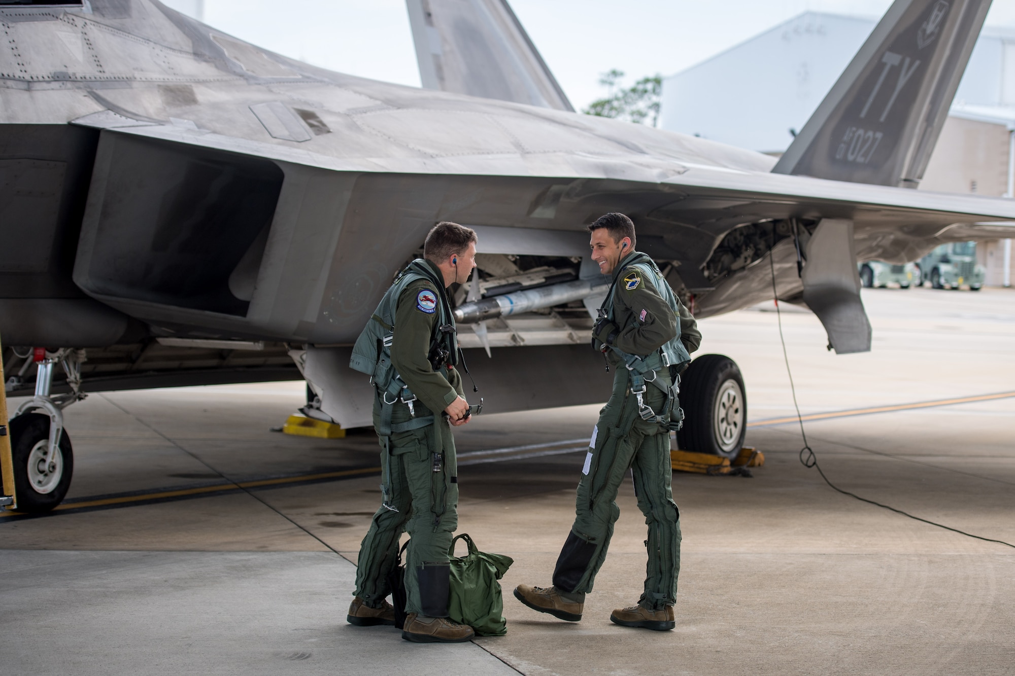 A U.S. Air Force F-22 Raptor pilot, 43rd Fighter Squadron from Tyndall Air Force Base, briefs the next pilot to fly the aircraft after hot pit refueling at Eglin AFB, Florida, July 2, 2019.