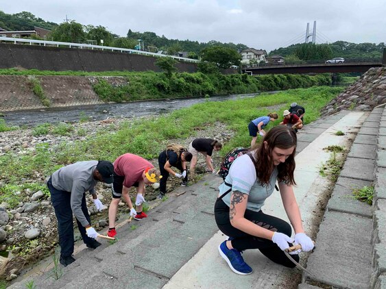 キャンプ富士に駐留する海兵隊の一行が静岡県駿東郡小山町足柄ふれあい公園で、富士山金太郎夏祭りの会場にもなる鮎沢川周辺の清掃活動にボランティアで参加しました。