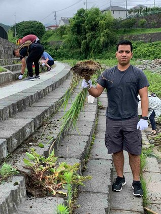 キャンプ富士に駐留する海兵隊の一行が静岡県駿東郡小山町足柄ふれあい公園で、富士山金太郎夏祭りの会場にもなる鮎沢川周辺の清掃活動にボランティアで参加しました。
