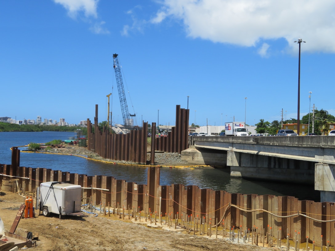 Sheet walls on the left and right of Rio Piedras