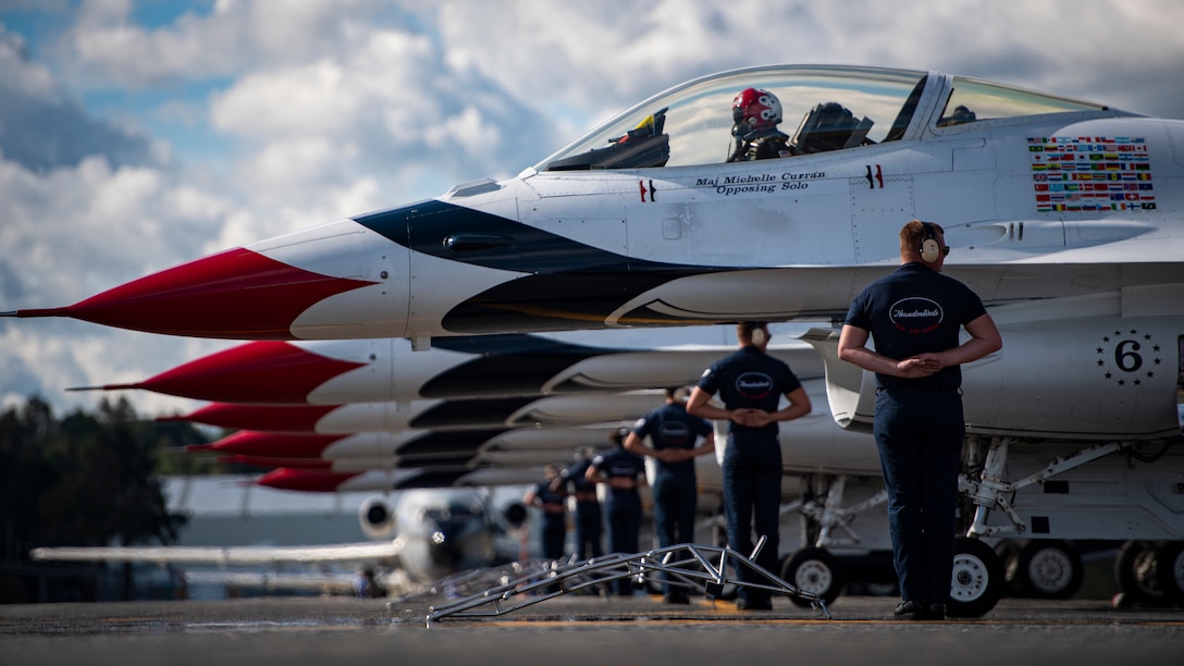 "Thunderbirds" perform at the F-AIR Colombia Air Show