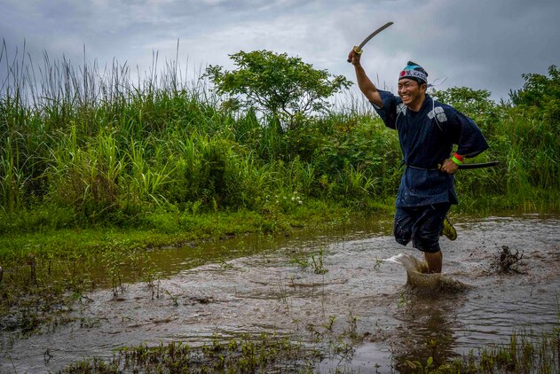 サムライ姿の日本人参加者。キャンプ富士で７月21日、約400人の地元及び米軍関係者が参加した約６キロの障害物レースが開催され、それぞれが楽しみながらコースを完走していました。