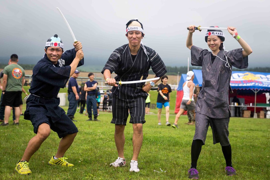 レース前にポーズをとる日本人参加者。キャンプ富士で７月21日、約400人の地元及び米軍関係者が参加した約６キロの障害物レースが開催され、それぞれが楽しみながらコースを完走していました。