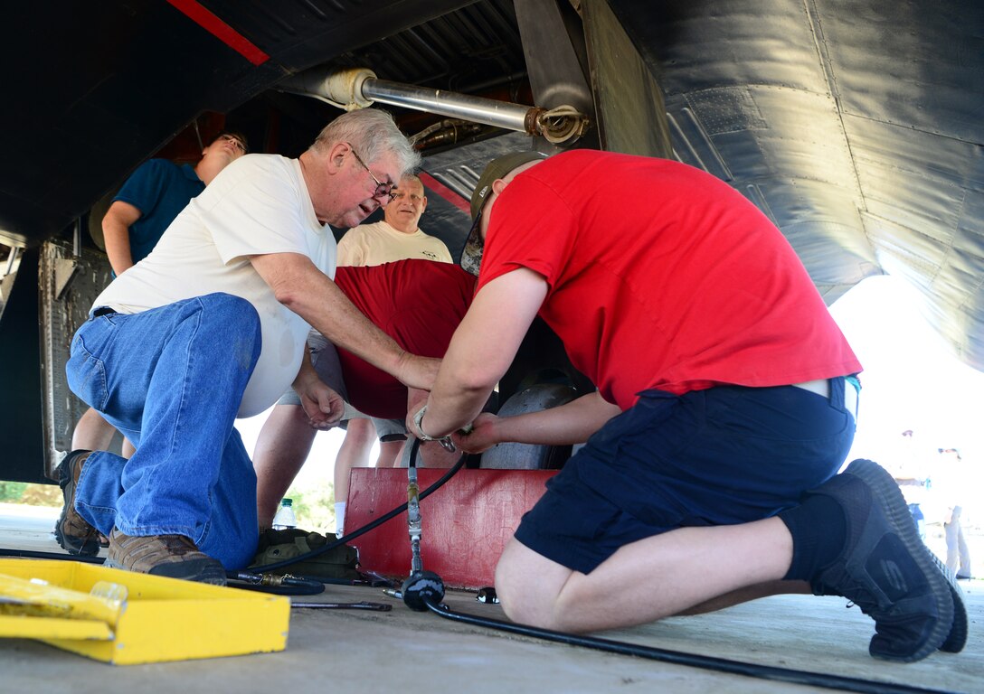 Airmen and former maintainers wash SR-71 Blackbird