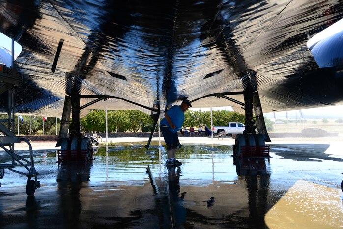 Airmen and former maintainers wash SR-71 Blackbird