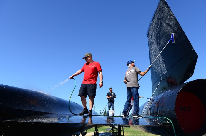 Airmen and former maintainers wash SR-71 Blackbird