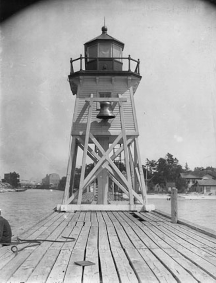 19+ Charlevoix South Pier Light