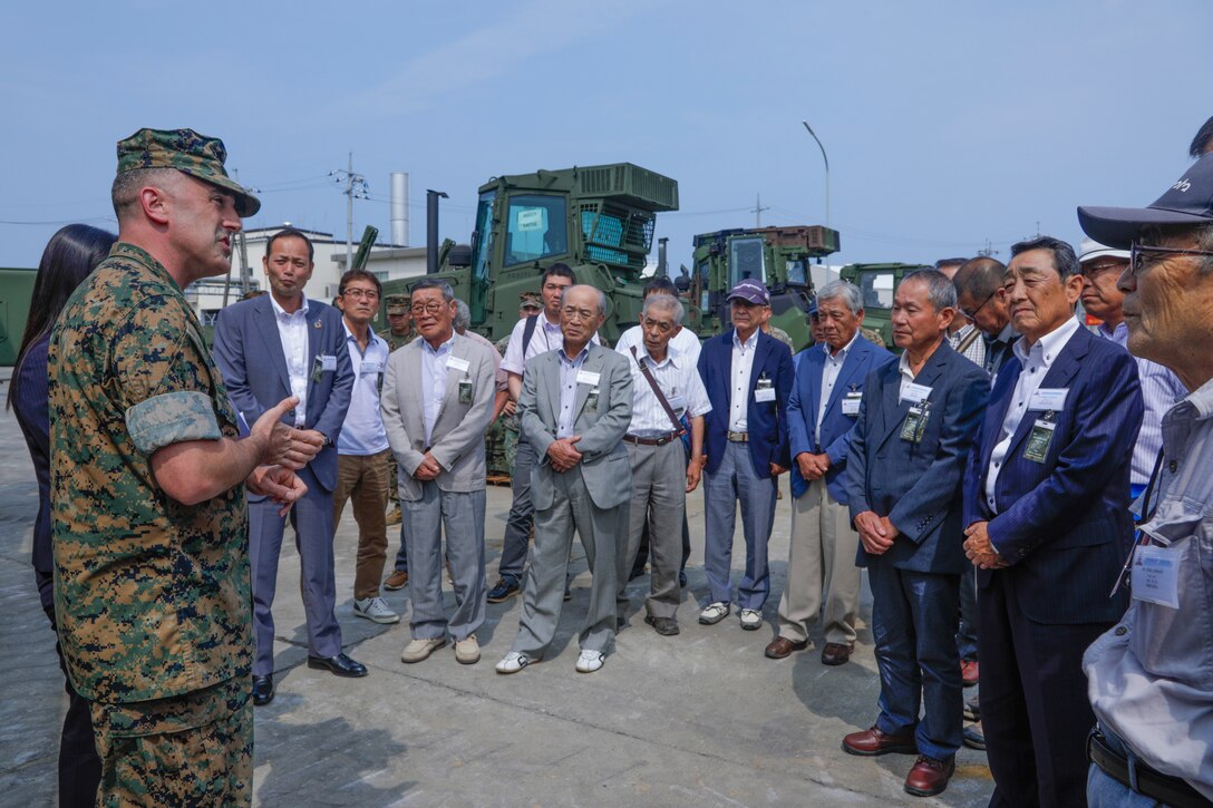 Sound of Freedom; Nagi Town officials visit MCAS Iwakuni