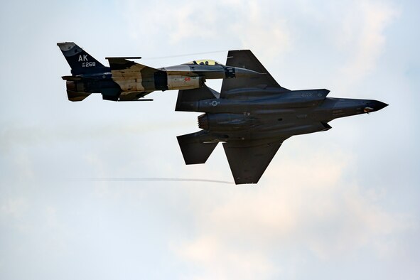 The Pacific Air Forces’ F-16 Demonstration pilot demonstrates the multi-role capabilities of the F-16 during the Arctic Lightning Airshow.