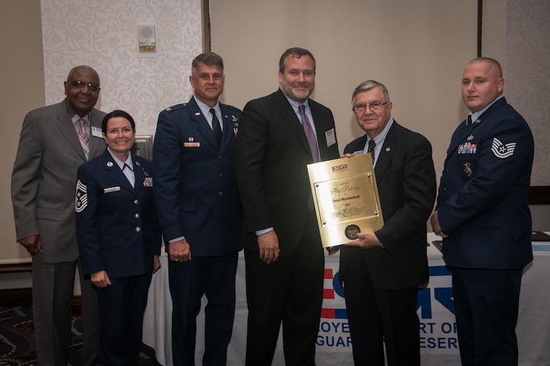 932nd AW helps to honor ESGR award winners > 932nd Airlift Wing