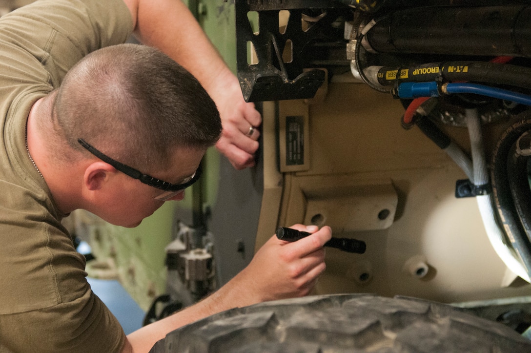 Army Reserve instructor combines passion, knowledge into maintenance training