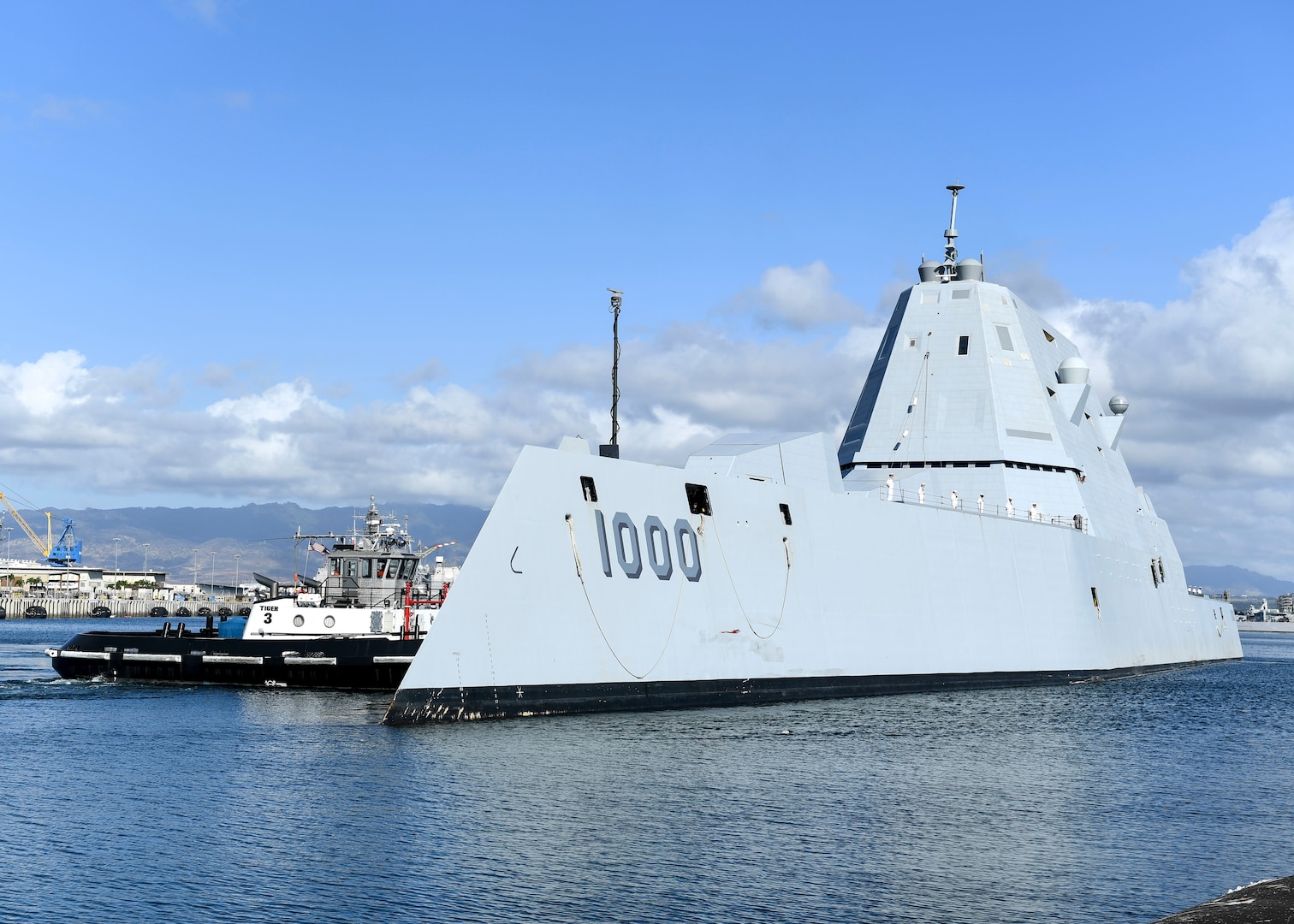 Sailors man rails aboard guided-missile destroyer USS Zumwalt as ship pulls into Joint Base Pearl Harbor–Hickam, Pearl Harbor, April 2, 2019 (U.S. Navy/
Holly L. Herline)
