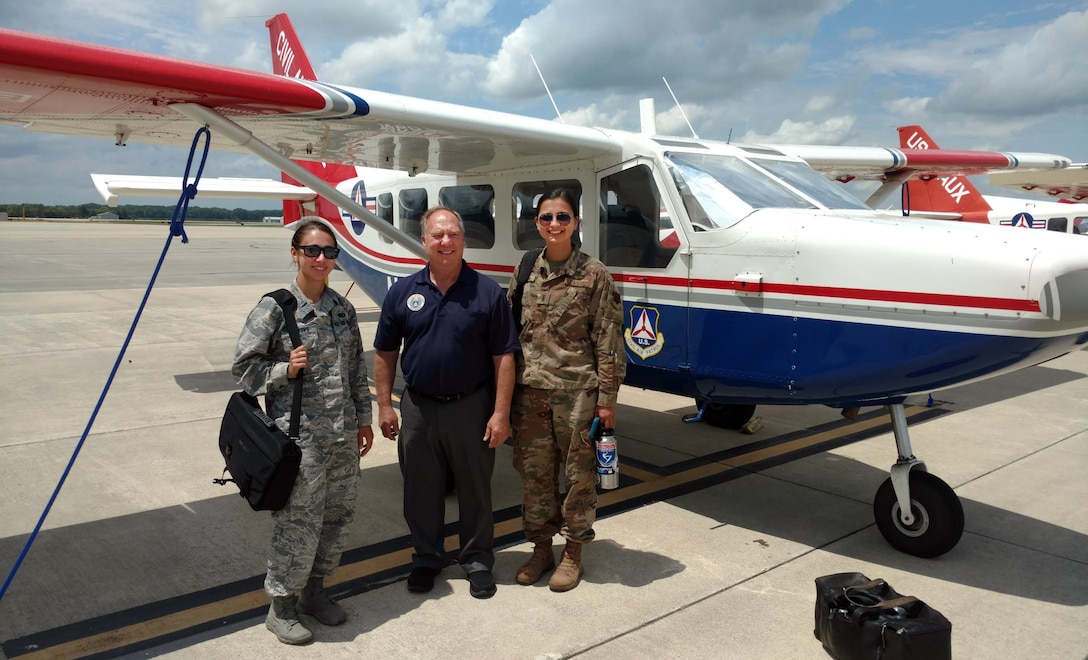 Lt. Col. Ken Curell (center) of CAP’s Ohio Wing is flanked by two Pilot Prep Program students – Air Force 1st Lts. Sherry Meadows, assigned to Aviano Air Base, Italy, and Makenna Elliott, assigned to Offutt Air Force Base, Neb. (Civil Air Patrol photo by Ron Olienyk)