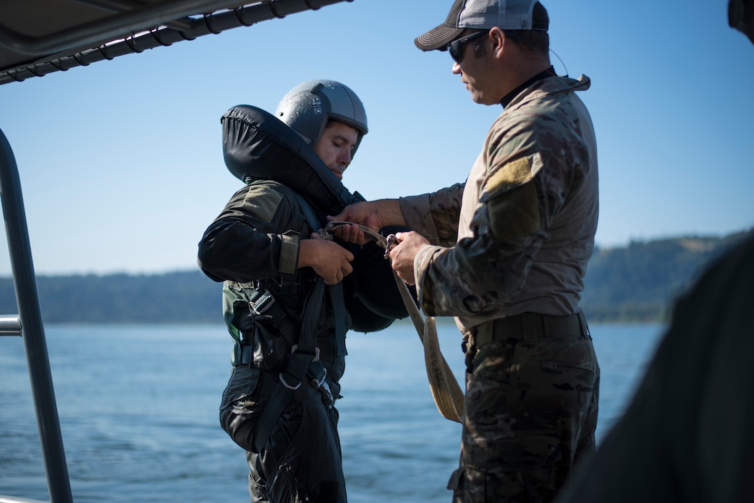 142nd FW Fighter Pilots participate in water survival training