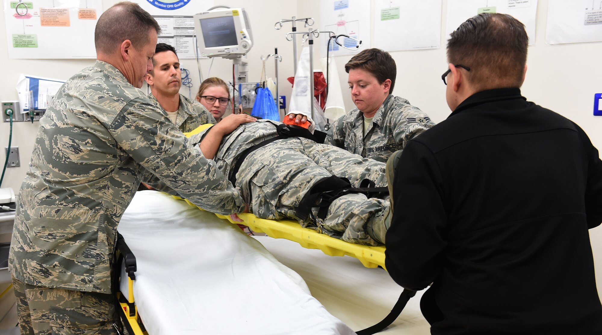 A group of aerospace medical technicians, practice how to properly unload a patient from the gurney to a hospital bed while maintaining stabilization at Naval Air Station I (NAS) Sigonella on May 16, 2019. This opportunity gives emergency room staff the chance to practice with a talking ‘patient’ in order to properly asses situations. (U.S. Air National Guard photo by Senior Airman Katelyn Sprott)