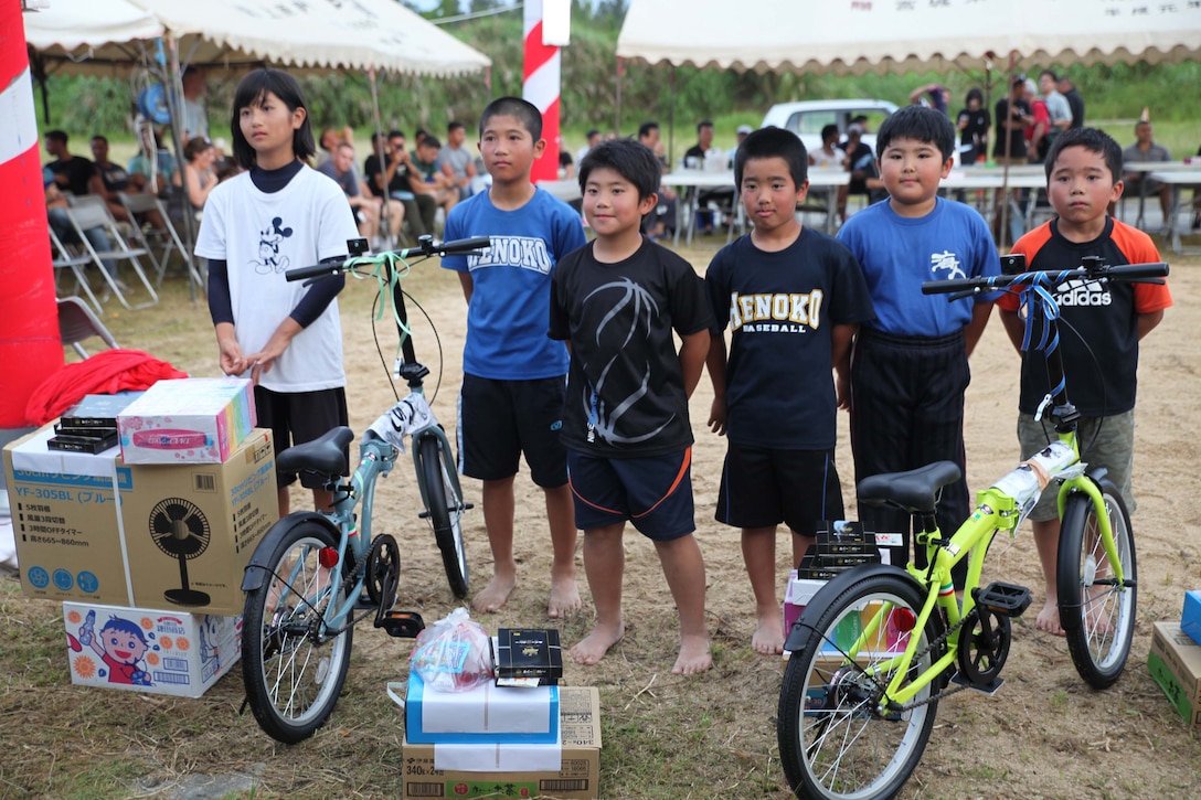 小学生の各学年（1～2年生、3～4年生、5～6年生）で優勝した児童には自転車やその他沢山の商品が贈呈されました。辺野古のすもう大会は100年以上続く地元伝統行事で、6月１日の夕方に開催されました。