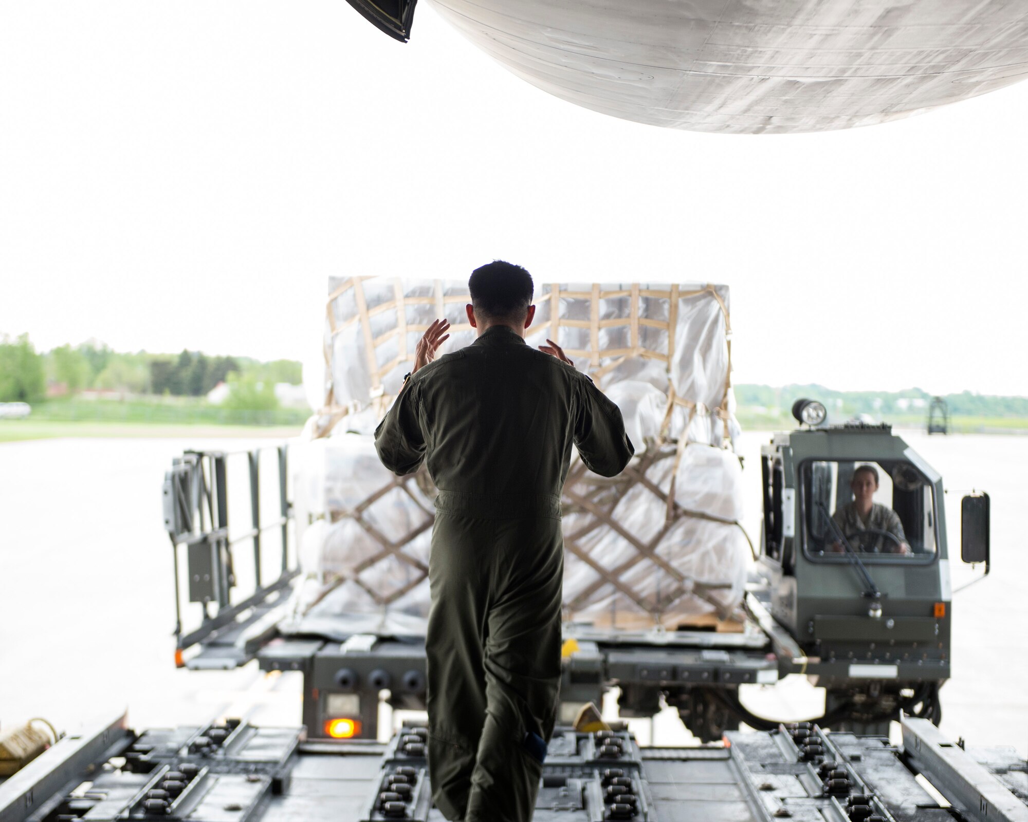A loadmaster from the 312th Airlift Squadron guides an Airman from the 133rd Small Air Terminal to the C-5 Galaxy in St. Paul, Minn., May 22, 2019.