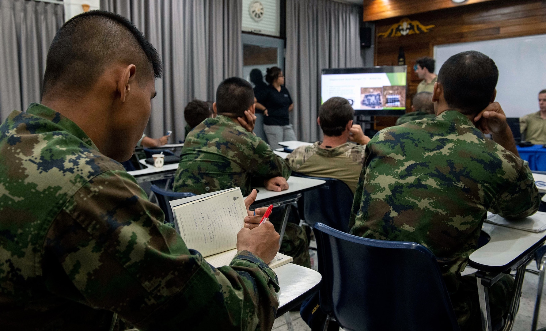 US Navy, Royal Thai Navy Explosive Ordnance Disposal Technicians Exchange Knowledge during CARAT 2019