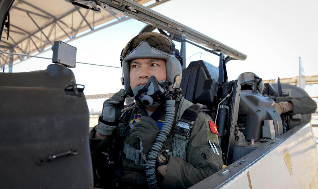 First Vietnamese student graduates from U.S. Aviation Leadership Program