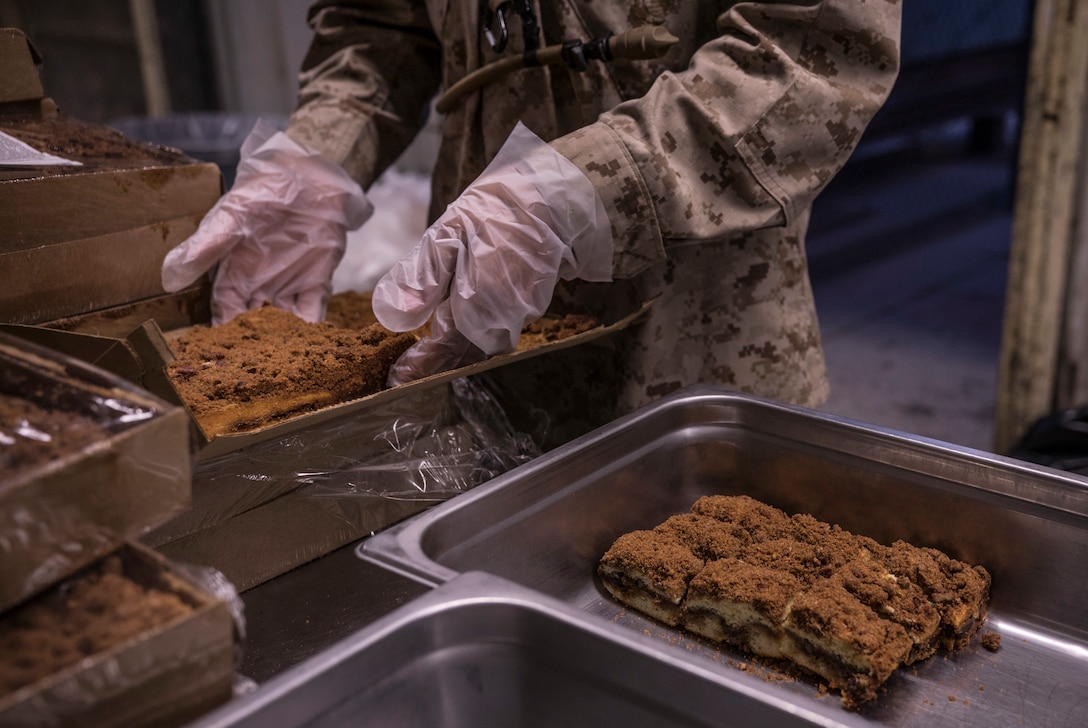 Reserve Marines prepare morning chow during ITX 4-19