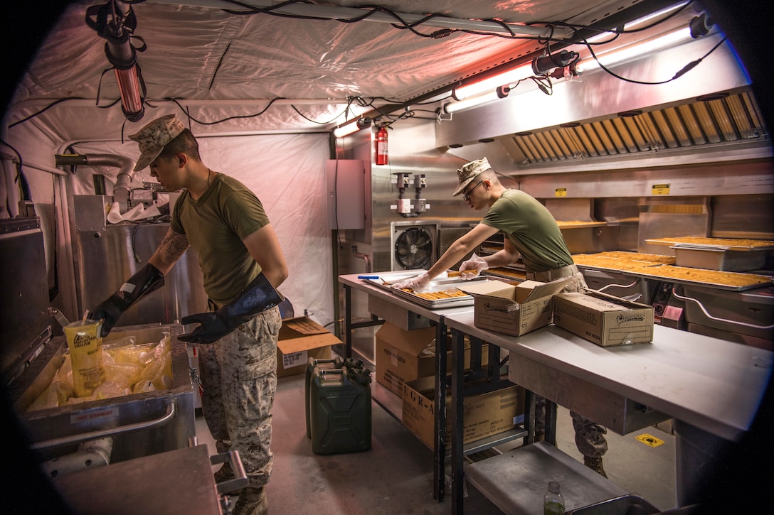 Reserve Marines prepare morning chow during ITX 4-19