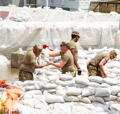 Soldiers of Battery B, 2nd Battalion, 123rd Field Artillery conduct sandbag operations in Grafton, Illinois.