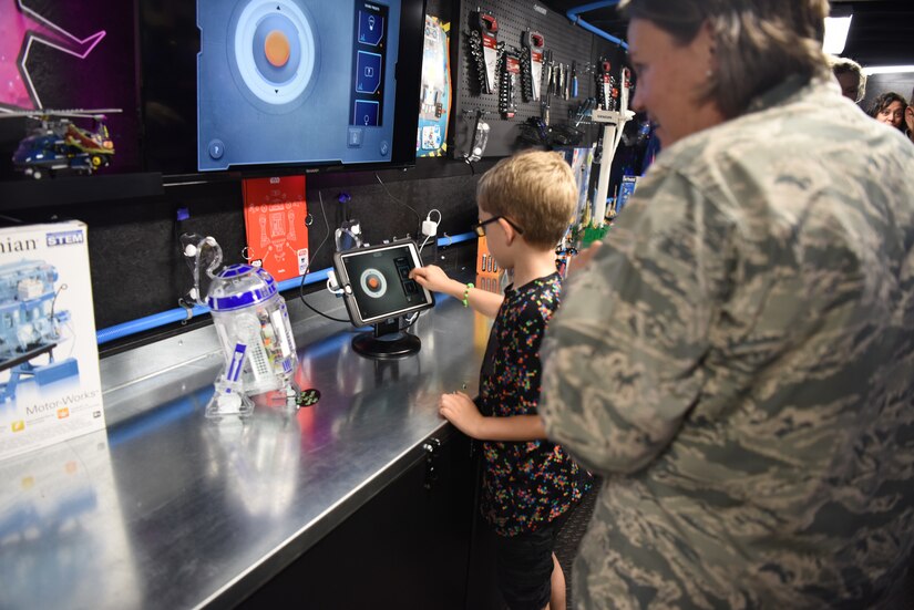 Langley Youth Programs boasts new STEM Lab > Joint Base LangleyEustis