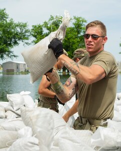 Illinois National Guard Soldiers load sandbags