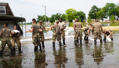 Illinois National Guard Soldiers moving sandbags to build a levee