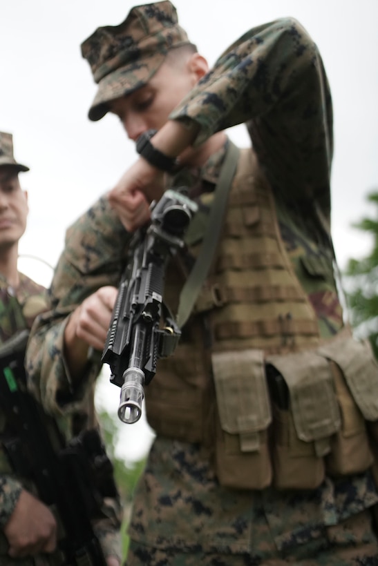 Reserve Marines, British Army Commandos conduct weapon familiarization during exercise Red Dagger