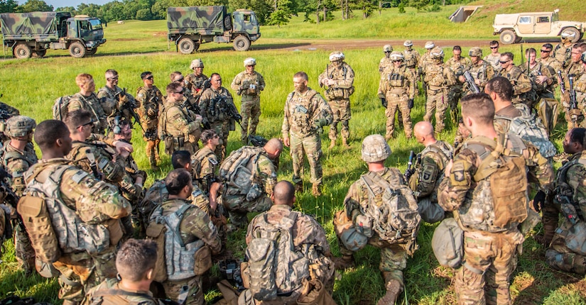 U.S. Army Forces Command’s Command Sgt. Maj. Michael A. Grinston speaks to Soldiers of E Company, 2nd Battalion, 506th Infantry Regiment, 3rd Brigade Combat Team, 101st Airborne Division at Ft. Campbell, 22 May. Grinston visited various sites on post such as the Pfc. Milton A. Lee Soldier for Life – Transition Assistance Program Center, the Military Family Life Consultant Financial Advisory Center, the 1st Brigade Combat Team dining facility, The Sabalauski Air Assault School and the Staff Sgt. John W. Kreckle NCO Academy.