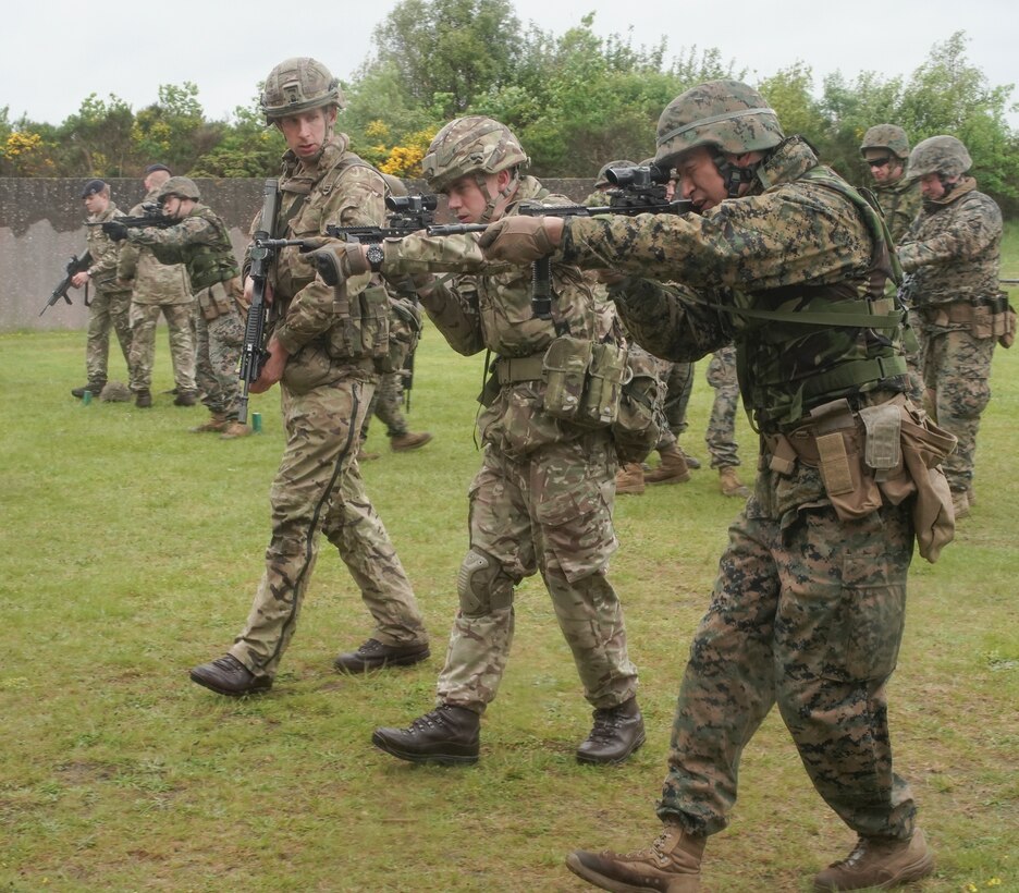U.S. Marines, British Army Commandos practice close-quarters marksmanship during Red Dagger