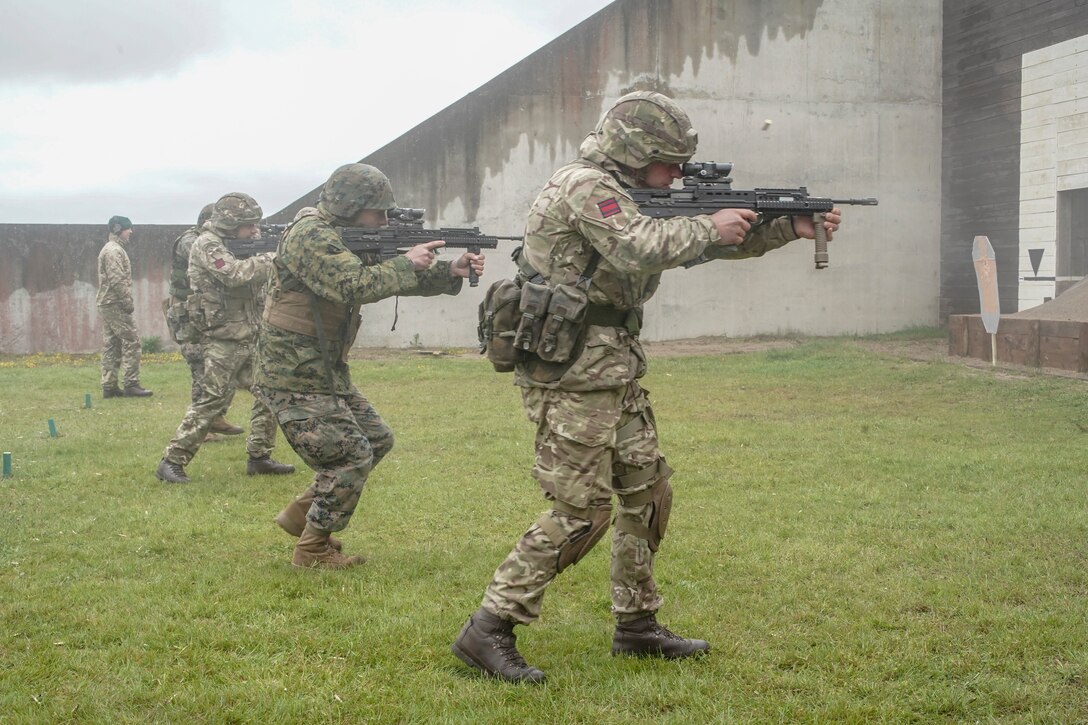 U.S. Marines, British Army Commandos practice close-quarters marksmanship during Red Dagger