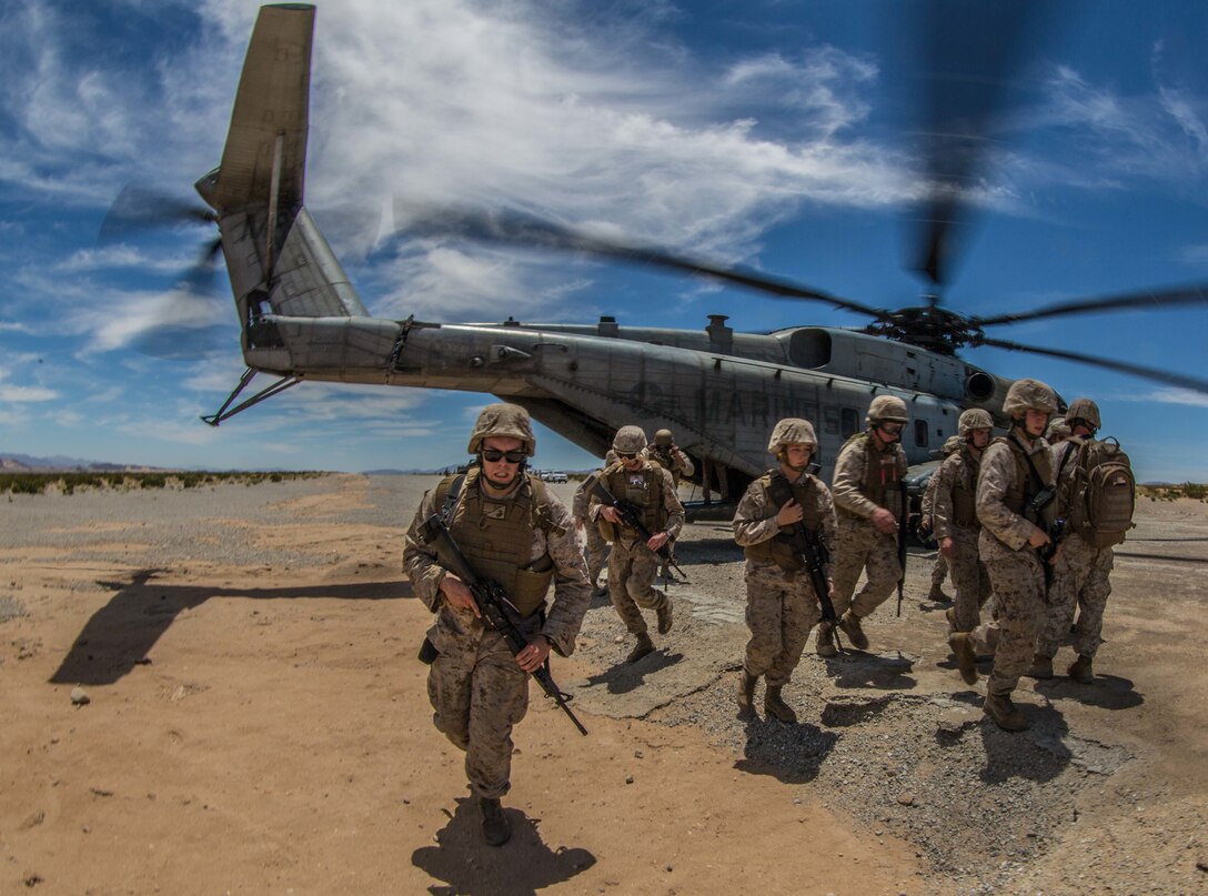 Reserve Marines fly in and unload at ITX 4-19